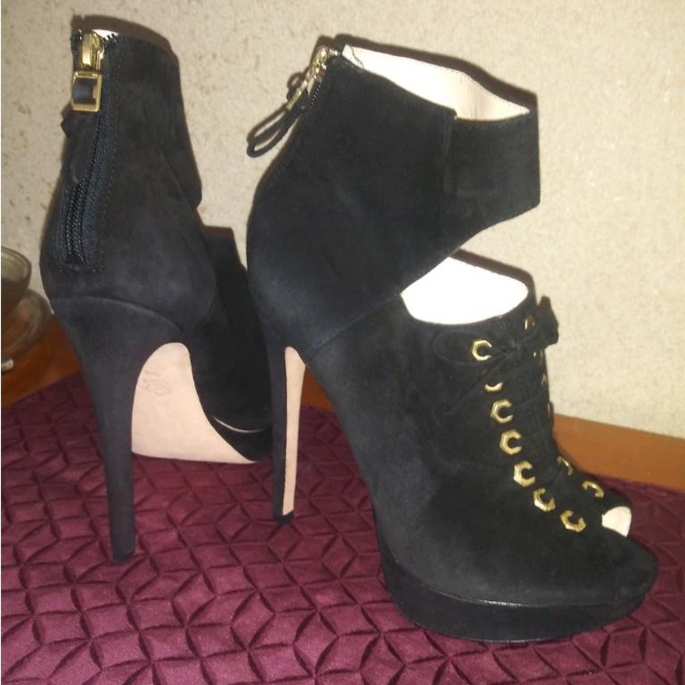 Boutique 9 black suede heeled open toe booties w/gold tone detailing in sz 7.5